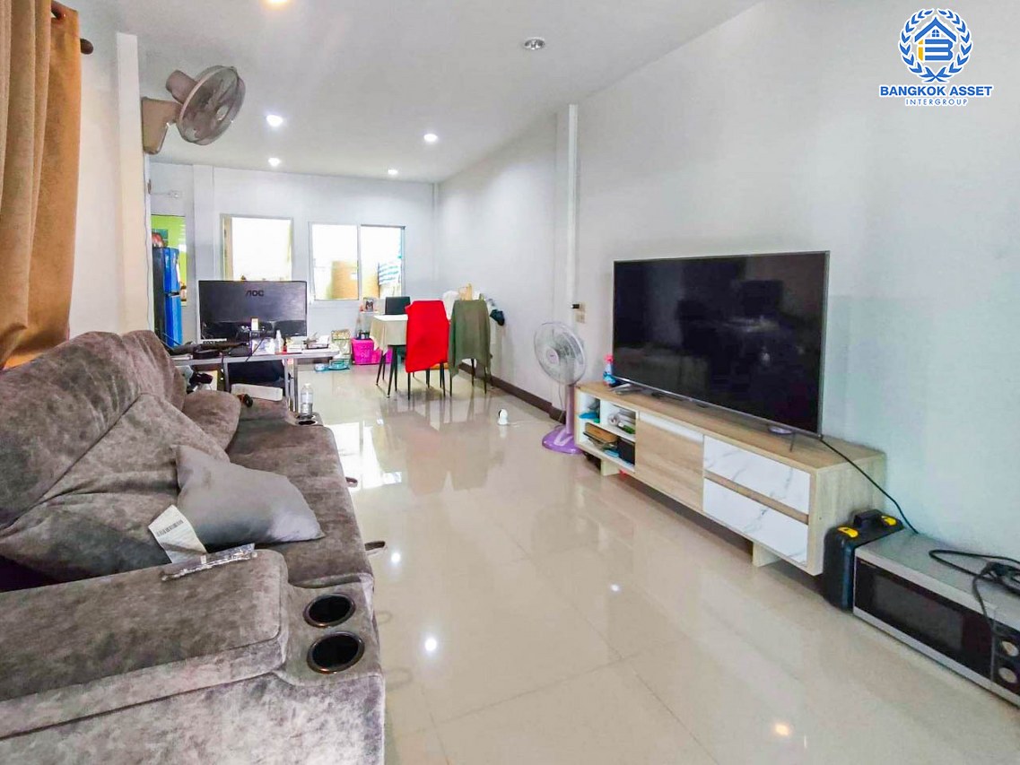 ทาวน์เฮ้าส์มือสอง นนทบุรี ม.บัวทองธานีพาร์ควิลล์12 บางกรวย-ไทรน้อย ตอบโจทย์ทุกการอยู่อาศัย บนเนื้อที่ 21 ตร.ว. ฟังก์ชัน 3 ห้องนอน 2 ห้องน้ำ 1 ที่จอดรถ พื้นที่กว้างขวาง สภาพดีพร้อมเข้าอยู่ ใกล้เซ็นทรัลเวสต์เกต เชื่อมต่อทุกการเดินทางด้วยรถไฟฟ้าสายสีม่วง "สถานีคลองบางไผ่"