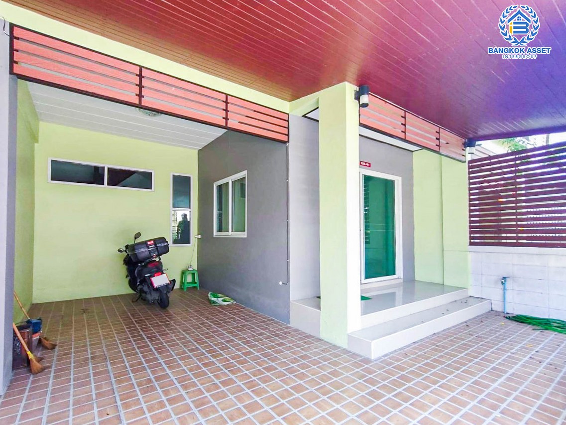 ทาวน์เฮ้าส์มือสอง นนทบุรี ม.บัวทองธานีพาร์ควิลล์12 บางกรวย-ไทรน้อย ตอบโจทย์ทุกการอยู่อาศัย บนเนื้อที่ 21 ตร.ว. ฟังก์ชัน 3 ห้องนอน 2 ห้องน้ำ 1 ที่จอดรถ พื้นที่กว้างขวาง สภาพดีพร้อมเข้าอยู่ ใกล้เซ็นทรัลเวสต์เกต เชื่อมต่อทุกการเดินทางด้วยรถไฟฟ้าสายสีม่วง "สถานีคลองบางไผ่"