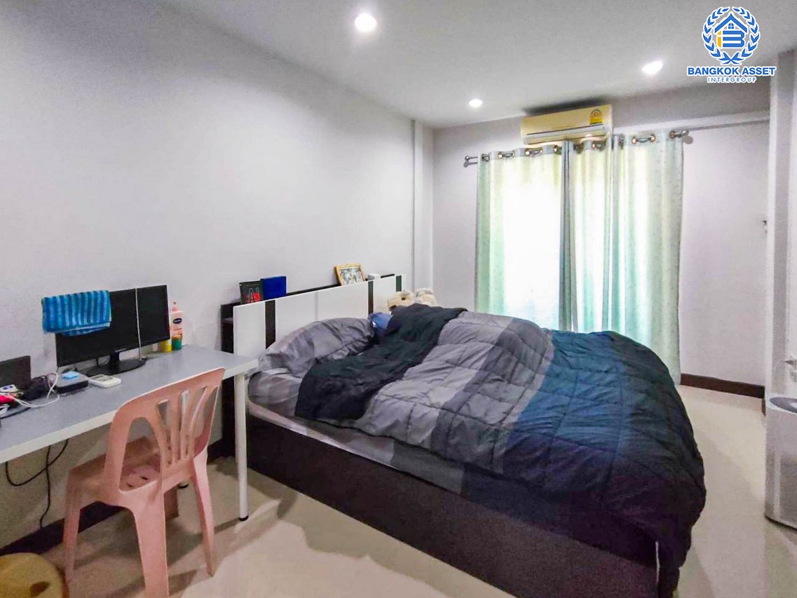 ทาวน์เฮ้าส์มือสอง นนทบุรี ม.บัวทองธานีพาร์ควิลล์12 บางกรวย-ไทรน้อย ตอบโจทย์ทุกการอยู่อาศัย บนเนื้อที่ 21 ตร.ว. ฟังก์ชัน 3 ห้องนอน 2 ห้องน้ำ 1 ที่จอดรถ พื้นที่กว้างขวาง สภาพดีพร้อมเข้าอยู่ ใกล้เซ็นทรัลเวสต์เกต เชื่อมต่อทุกการเดินทางด้วยรถไฟฟ้าสายสีม่วง "สถานีคลองบางไผ่"