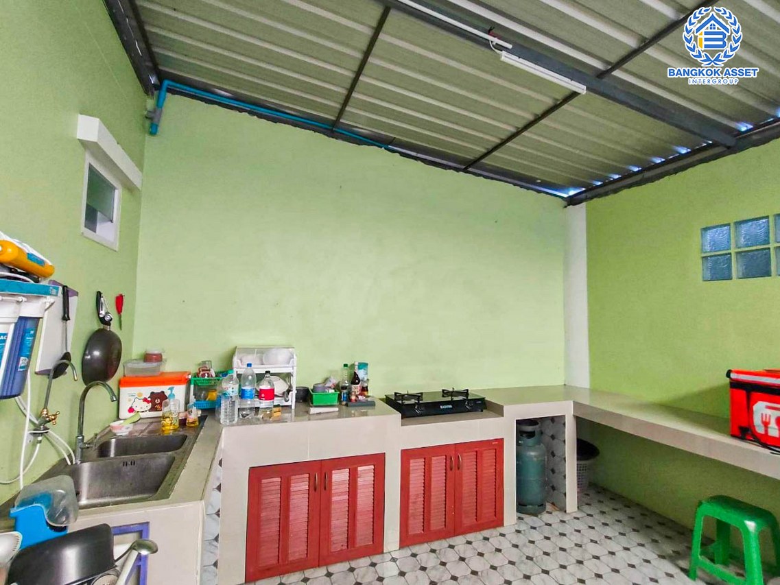 ทาวน์เฮ้าส์มือสอง นนทบุรี ม.บัวทองธานีพาร์ควิลล์12 บางกรวย-ไทรน้อย ตอบโจทย์ทุกการอยู่อาศัย บนเนื้อที่ 21 ตร.ว. ฟังก์ชัน 3 ห้องนอน 2 ห้องน้ำ 1 ที่จอดรถ พื้นที่กว้างขวาง สภาพดีพร้อมเข้าอยู่ ใกล้เซ็นทรัลเวสต์เกต เชื่อมต่อทุกการเดินทางด้วยรถไฟฟ้าสายสีม่วง "สถานีคลองบางไผ่"