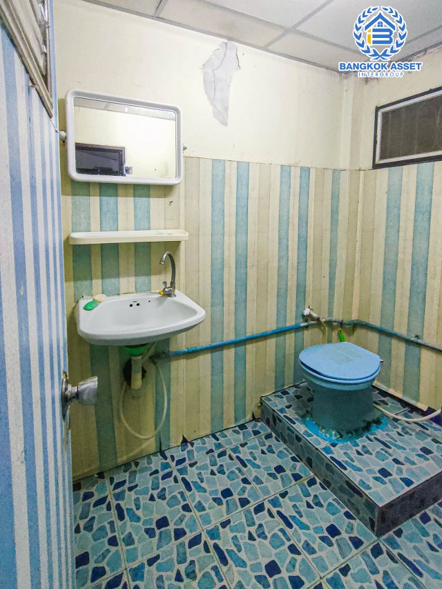 *****ทาวน์เฮาส์มือสองนนทบุรี บางบัวทอง ม.รัตนาธิเบศร์ เนื้อที่กว้าง 16 ตร.ว พร้อมขายกับฟังก์ชัน 2 ห้องนอน 1 ห้องน้ำ 1 ที่จอดรถ ทำเลเดินทางสะดวก เชื่อมต่อถนนกาญจนาภิเษก, จันทร์ทองเอี่ยม ใกล้ห้างสรรพสินค้า "เซ็นทรัลเวสเกต" และโครงการรถไฟฟ้าสายสีม่วง "สถานีตลาดบางใหญ่"