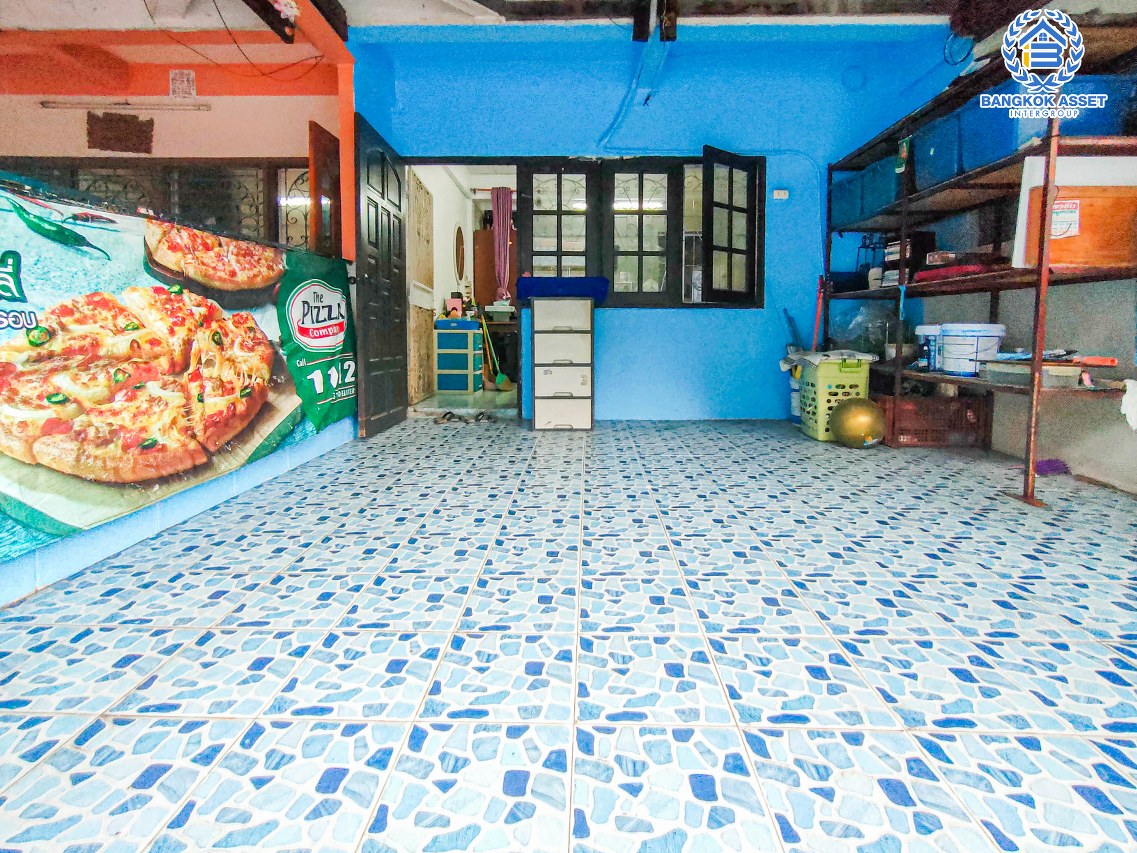 *****ทาวน์เฮาส์มือสองนนทบุรี บางบัวทอง ม.รัตนาธิเบศร์ เนื้อที่กว้าง 16 ตร.ว พร้อมขายกับฟังก์ชัน 2 ห้องนอน 1 ห้องน้ำ 1 ที่จอดรถ ทำเลเดินทางสะดวก เชื่อมต่อถนนกาญจนาภิเษก, จันทร์ทองเอี่ยม ใกล้ห้างสรรพสินค้า "เซ็นทรัลเวสเกต" และโครงการรถไฟฟ้าสายสีม่วง "สถานีตลาดบางใหญ่"