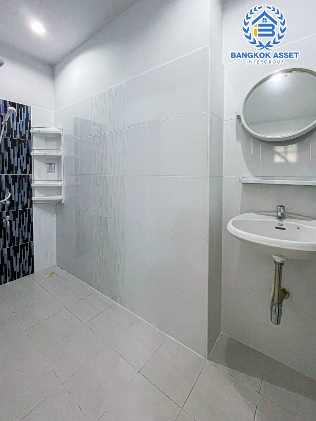 ทาวน์เฮ้าส์มือสอง นนทบุรี หลังมุม! ม.ศิลปการพาร์ค4 วัดลาดปลาดุก ต่อเติมเต็มพร้อมอยู่ เนื้อที่ 25 ตร.ว. ฟังก์ชันครบ 4 ห้องนอน 2 ห้องน้ำ 1 ที่จอดรถ บ้านสภาพสวยในราคาสุดคุ้มค่า บนทำเลเดินทาง สะดวกสบายใกล้ถนนใหญ่ เชื่อมต่อรถไฟฟ้าสายสีม่วง "สถานีคลองบางไผ่" ใกล้เซ็นทรัลเวสต์เกต