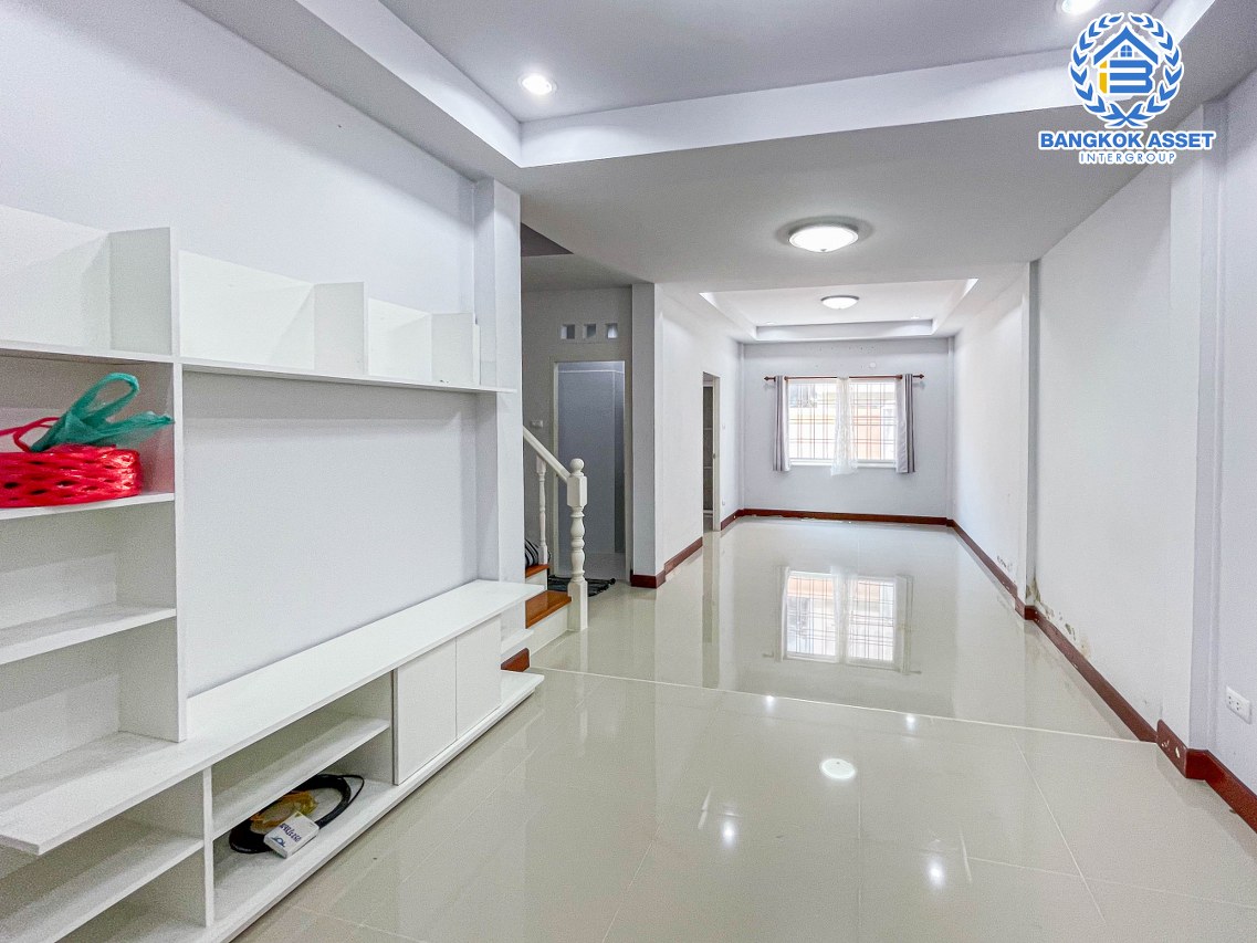 ทาวน์เฮ้าส์มือสอง นนทบุรี หลังมุม! ม.ศิลปการพาร์ค4 วัดลาดปลาดุก ต่อเติมเต็มพร้อมอยู่ เนื้อที่ 25 ตร.ว. ฟังก์ชันครบ 4 ห้องนอน 2 ห้องน้ำ 1 ที่จอดรถ บ้านสภาพสวยในราคาสุดคุ้มค่า บนทำเลเดินทาง สะดวกสบายใกล้ถนนใหญ่ เชื่อมต่อรถไฟฟ้าสายสีม่วง "สถานีคลองบางไผ่" ใกล้เซ็นทรัลเวสต์เกต