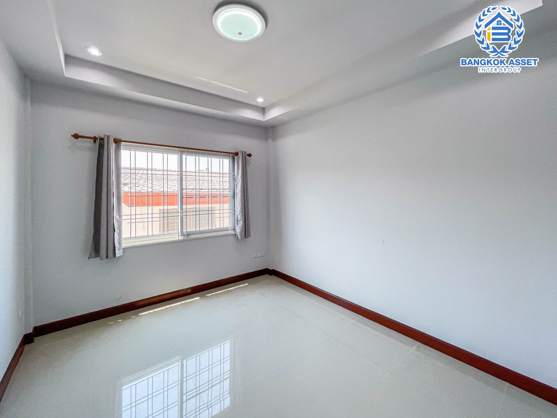 ทาวน์เฮ้าส์มือสอง นนทบุรี หลังมุม! ม.ศิลปการพาร์ค4 วัดลาดปลาดุก ต่อเติมเต็มพร้อมอยู่ เนื้อที่ 25 ตร.ว. ฟังก์ชันครบ 4 ห้องนอน 2 ห้องน้ำ 1 ที่จอดรถ บ้านสภาพสวยในราคาสุดคุ้มค่า บนทำเลเดินทาง สะดวกสบายใกล้ถนนใหญ่ เชื่อมต่อรถไฟฟ้าสายสีม่วง "สถานีคลองบางไผ่" ใกล้เซ็นทรัลเวสต์เกต