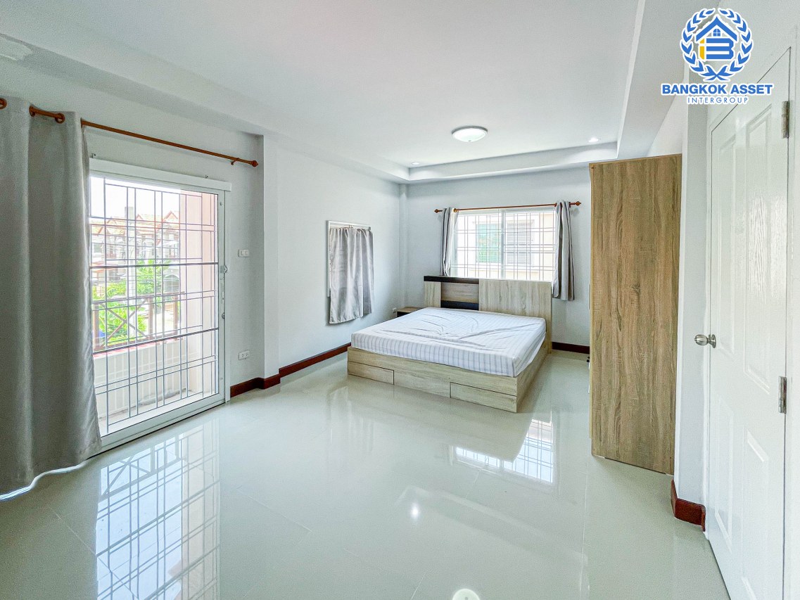 ทาวน์เฮ้าส์มือสอง นนทบุรี หลังมุม! ม.ศิลปการพาร์ค4 วัดลาดปลาดุก ต่อเติมเต็มพร้อมอยู่ เนื้อที่ 25 ตร.ว. ฟังก์ชันครบ 4 ห้องนอน 2 ห้องน้ำ 1 ที่จอดรถ บ้านสภาพสวยในราคาสุดคุ้มค่า บนทำเลเดินทาง สะดวกสบายใกล้ถนนใหญ่ เชื่อมต่อรถไฟฟ้าสายสีม่วง "สถานีคลองบางไผ่" ใกล้เซ็นทรัลเวสต์เกต