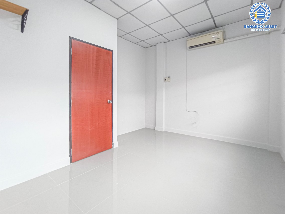 *****ทาวน์เฮ้าส์มือสองนนทบุรี ม.ร่มรื่นวิลล์ โครงการ6 กาญจนาภิเษก เนื้อที่มากเกือบ 19 ตร.ว. ฟังก์ชัน 2 ห้องนอน 2 ห้องน้ำ 1 ที่จอดรถ บ้านตกแต่งใหม่ พร้อมอยู่ บนทำเลสะดวก เชื่อมต่อ ถ.ราชพฤกษ์ และ ถ.นครอินทร์ เพียง 5 นาที ถึงจุดขึ้นทางด่วน