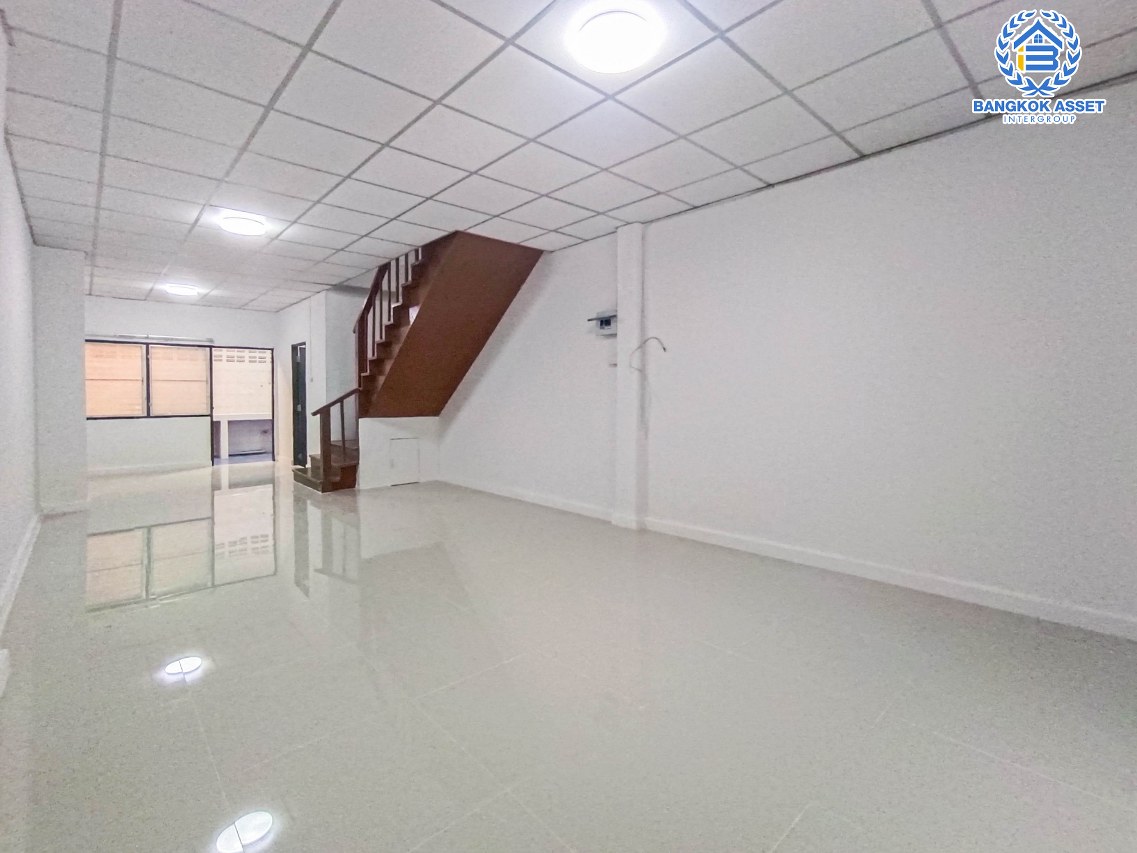 *****ทาวน์เฮ้าส์มือสองนนทบุรี ม.ร่มรื่นวิลล์ โครงการ6 กาญจนาภิเษก เนื้อที่มากเกือบ 19 ตร.ว. ฟังก์ชัน 2 ห้องนอน 2 ห้องน้ำ 1 ที่จอดรถ บ้านตกแต่งใหม่ พร้อมอยู่ บนทำเลสะดวก เชื่อมต่อ ถ.ราชพฤกษ์ และ ถ.นครอินทร์ เพียง 5 นาที ถึงจุดขึ้นทางด่วน