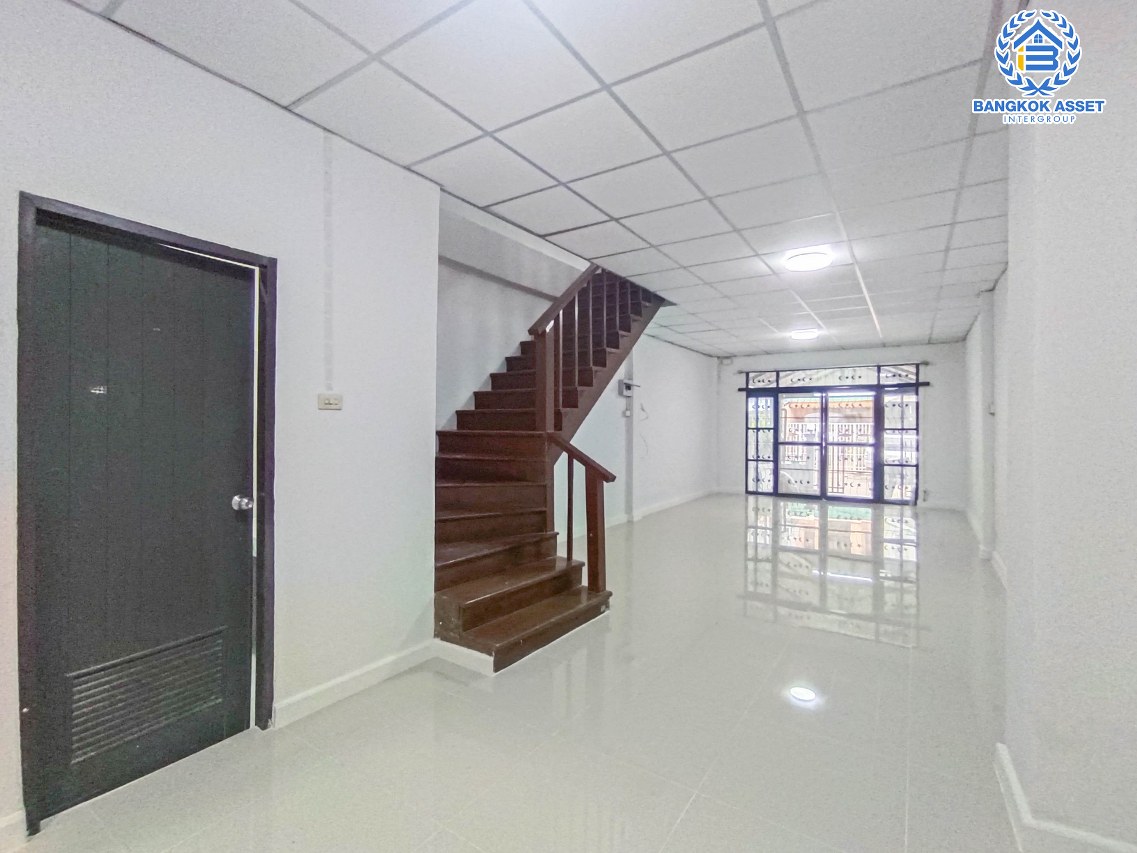 *****ทาวน์เฮ้าส์มือสองนนทบุรี ม.ร่มรื่นวิลล์ โครงการ6 กาญจนาภิเษก เนื้อที่มากเกือบ 19 ตร.ว. ฟังก์ชัน 2 ห้องนอน 2 ห้องน้ำ 1 ที่จอดรถ บ้านตกแต่งใหม่ พร้อมอยู่ บนทำเลสะดวก เชื่อมต่อ ถ.ราชพฤกษ์ และ ถ.นครอินทร์ เพียง 5 นาที ถึงจุดขึ้นทางด่วน