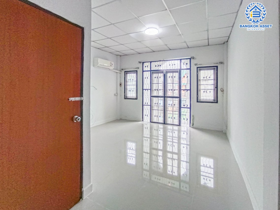 *****ทาวน์เฮ้าส์มือสองนนทบุรี ม.ร่มรื่นวิลล์ โครงการ6 กาญจนาภิเษก เนื้อที่มากเกือบ 19 ตร.ว. ฟังก์ชัน 2 ห้องนอน 2 ห้องน้ำ 1 ที่จอดรถ บ้านตกแต่งใหม่ พร้อมอยู่ บนทำเลสะดวก เชื่อมต่อ ถ.ราชพฤกษ์ และ ถ.นครอินทร์ เพียง 5 นาที ถึงจุดขึ้นทางด่วน