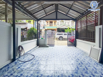 *****ทาวน์เฮ้าส์มือสองนนทบุรี ม.ร่มรื่นวิลล์ โครงการ6 กาญจนาภิเษก เนื้อที่มากเกือบ 19 ตร.ว. ฟังก์ชัน 2 ห้องนอน 2 ห้องน้ำ 1 ที่จอดรถ บ้านตกแต่งใหม่ พร้อมอยู่ บนทำเลสะดวก เชื่อมต่อ ถ.ราชพฤกษ์ และ ถ.นครอินทร์ เพียง 5 นาที ถึงจุดขึ้นทางด่วน