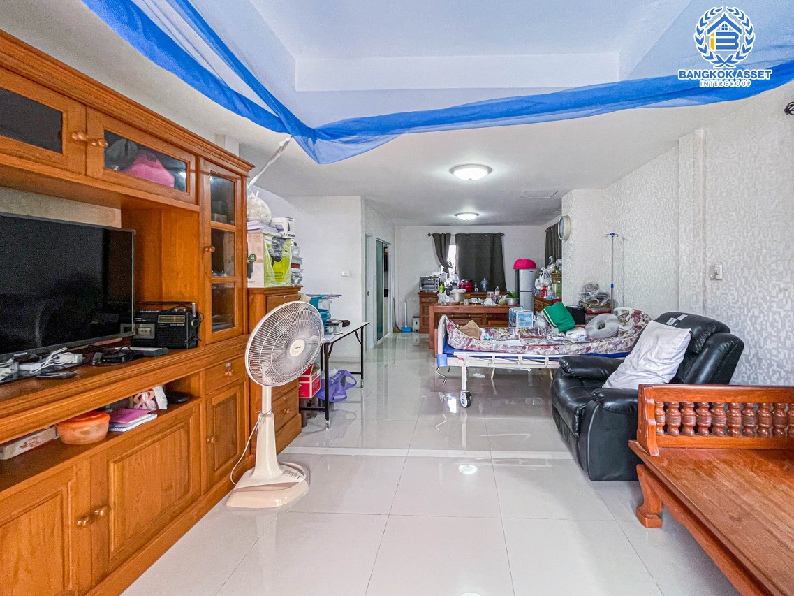 *****บ้านเดี่ยวมืองสอง นนทบุรี ม.ชวนชื่นโมดัส รัตนาธิเบศร์-ท่าอิฐ เนื้อที่กว้างเกือบ 51 ตร.ว. พร้อมฟังก์ชัน 3 ห้องนอน 2 ห้องน้ำ 2 ที่จอดรถ สภาพสวย บริเวณบ้านกว้างขวาง ส่วนกลางครบครัน เดินทางง่าย เข้า-ออกได้หลายเส้นทาง เชื่อมต่อรถไฟฟ้าสายสีม่วง "สถานีบางรักน้อยท่าอิฐ" และจุดขึ้นทางด่วน "งามวงศ์วาน"