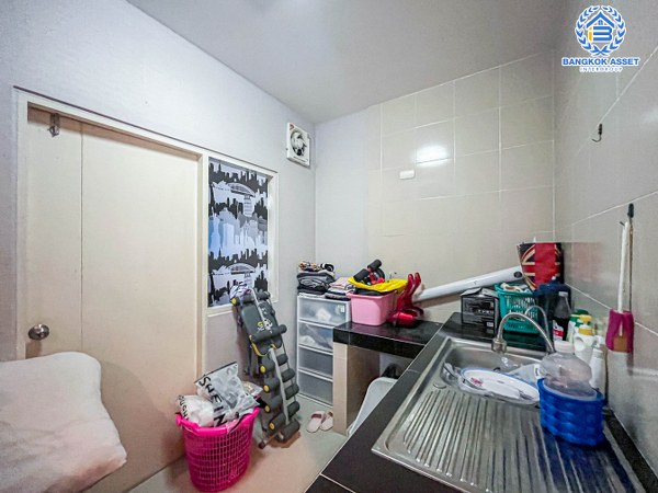 บ้านแฝดมือสองกรุงเทพมหานคร ม.คาซ่าวิลล์ วัชพล-เพิ่มสิน เนื้อที่กว้างเกือบถึง 39 ตร.ว สภาพดีพร้อมขาย กับฟังกชัน 3 ห้องนอน 2 ห้องน้ำ 2 ที่จอดรถ พิเศษสุดคุ้ม! 4 เครื่องปรับอากาศและ 1 เครื่องทำน้ำอุ่น บนทำเลดี ใกล้สนามบินดอนเมือง