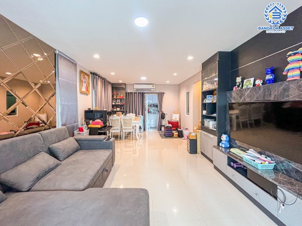 บ้านแฝดมือสองกรุงเทพมหานคร ม.คาซ่าวิลล์ วัชพล-เพิ่มสิน เนื้อที่กว้างเกือบถึง 39 ตร.ว สภาพดีพร้อมขาย กับฟังกชัน 3 ห้องนอน 2 ห้องน้ำ 2 ที่จอดรถ พิเศษสุดคุ้ม! 4 เครื่องปรับอากาศและ 1 เครื่องทำน้ำอุ่น บนทำเลดี ใกล้สนามบินดอนเมือง