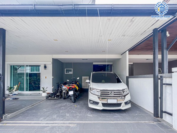 บ้านแฝดมือสองกรุงเทพมหานคร ม.คาซ่าวิลล์ วัชพล-เพิ่มสิน เนื้อที่กว้างเกือบถึง 39 ตร.ว สภาพดีพร้อมขาย กับฟังกชัน 3 ห้องนอน 2 ห้องน้ำ 2 ที่จอดรถ พิเศษสุดคุ้ม! 4 เครื่องปรับอากาศและ 1 เครื่องทำน้ำอุ่น บนทำเลดี ใกล้สนามบินดอนเมือง