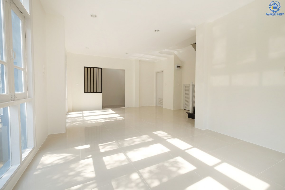 ทาวน์โฮมตกแต่งใหม่ สไตล์โมเดิร์น ห้องมุม! หมู่บ้านทิพย์พิมานการ์เด้นท์ ถนนกาญจนาภิเษก (หน้ากว้าง 6 เมตร) บรรยากาศดี สภาพแวดล้อมน่าอยู่ บ้านอยู่ต้นโครงการ เดินทางสะดวกเข้า-ออกได้ 2 เส้นทางหลัก ได้แก่ ซอยวัดลาดปลาดุก , บ้านกล้วย-ไทรน้อย ใกล้ห้างสรรพสินค้าเซนทรัลเวสท์เกต และรถไฟฟ้าสถานี "คลองบางไผ่"