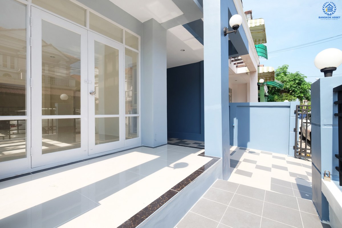 ทาวน์โฮมตกแต่งใหม่ สไตล์โมเดิร์น ห้องมุม! หมู่บ้านทิพย์พิมานการ์เด้นท์ ถนนกาญจนาภิเษก (หน้ากว้าง 6 เมตร) บรรยากาศดี สภาพแวดล้อมน่าอยู่ บ้านอยู่ต้นโครงการ เดินทางสะดวกเข้า-ออกได้ 2 เส้นทางหลัก ได้แก่ ซอยวัดลาดปลาดุก , บ้านกล้วย-ไทรน้อย ใกล้ห้างสรรพสินค้าเซนทรัลเวสท์เกต และรถไฟฟ้าสถานี "คลองบางไผ่"