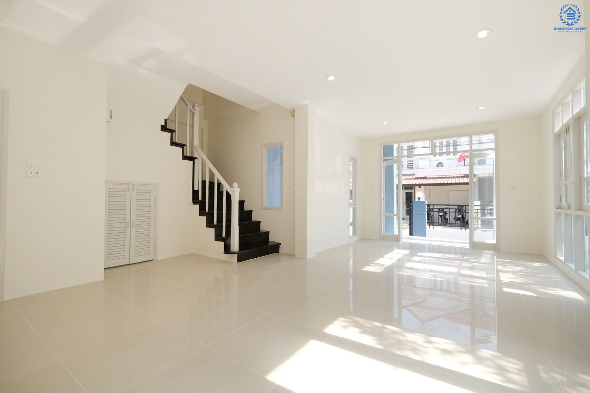 ทาวน์โฮมตกแต่งใหม่ สไตล์โมเดิร์น ห้องมุม! หมู่บ้านทิพย์พิมานการ์เด้นท์ ถนนกาญจนาภิเษก (หน้ากว้าง 6 เมตร) บรรยากาศดี สภาพแวดล้อมน่าอยู่ บ้านอยู่ต้นโครงการ เดินทางสะดวกเข้า-ออกได้ 2 เส้นทางหลัก ได้แก่ ซอยวัดลาดปลาดุก , บ้านกล้วย-ไทรน้อย ใกล้ห้างสรรพสินค้าเซนทรัลเวสท์เกต และรถไฟฟ้าสถานี "คลองบางไผ่"