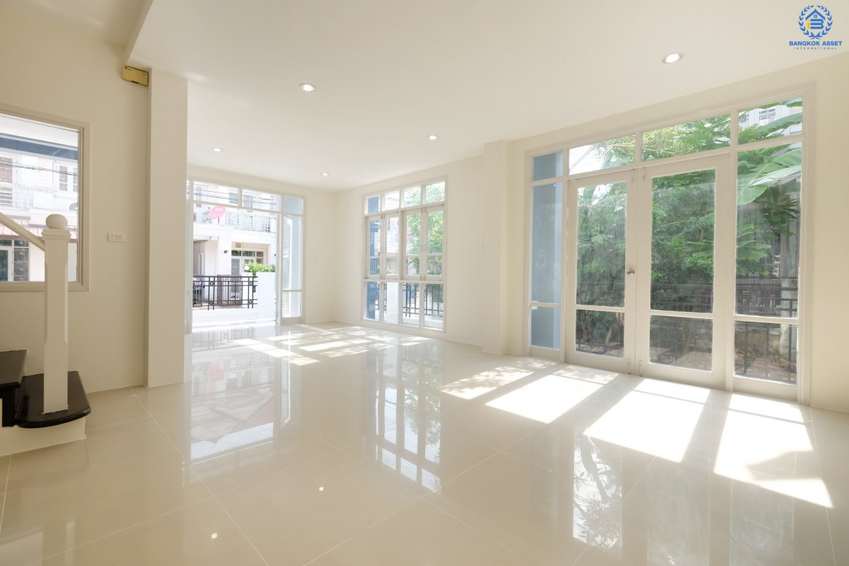 ทาวน์โฮมตกแต่งใหม่ สไตล์โมเดิร์น ห้องมุม! หมู่บ้านทิพย์พิมานการ์เด้นท์ ถนนกาญจนาภิเษก (หน้ากว้าง 6 เมตร) บรรยากาศดี สภาพแวดล้อมน่าอยู่ บ้านอยู่ต้นโครงการ เดินทางสะดวกเข้า-ออกได้ 2 เส้นทางหลัก ได้แก่ ซอยวัดลาดปลาดุก , บ้านกล้วย-ไทรน้อย ใกล้ห้างสรรพสินค้าเซนทรัลเวสท์เกต และรถไฟฟ้าสถานี "คลองบางไผ่"