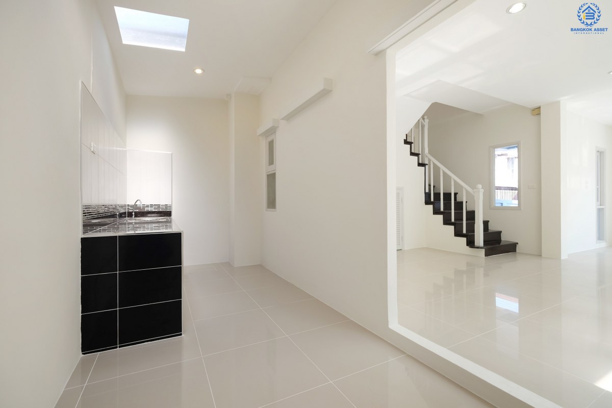 ทาวน์โฮมตกแต่งใหม่ สไตล์โมเดิร์น ห้องมุม! หมู่บ้านทิพย์พิมานการ์เด้นท์ ถนนกาญจนาภิเษก (หน้ากว้าง 6 เมตร) บรรยากาศดี สภาพแวดล้อมน่าอยู่ บ้านอยู่ต้นโครงการ เดินทางสะดวกเข้า-ออกได้ 2 เส้นทางหลัก ได้แก่ ซอยวัดลาดปลาดุก , บ้านกล้วย-ไทรน้อย ใกล้ห้างสรรพสินค้าเซนทรัลเวสท์เกต และรถไฟฟ้าสถานี "คลองบางไผ่"