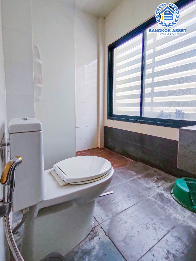 *****ทาวน์เฮ้าส์มือสอง ม.จิราวดี บางกรวย-พระราม5 หลังมุม เนื้อที่กว้าง 26.10 ตร.ว. ฟังก์ชัน 3 ห้องนอน 2 ห้องน้ำ 1 ที่จอดรถ ภายในตกแต่งโมเดิร์น พร้อมเข้าอยู่ ด้านข้างบ้านมีพื้นที่โล่งพร้อมใช้งาน ตั้งบนทำเลดี เชื่อมต่อถนนรัตนาธิเบศร์, ถนนติวานนท์, ถนนเลี่ยงเมืองนนทบุรี ใกล้รถไฟฟ้าสายสีม่วง "สถานีแยกนนทบุรี1"