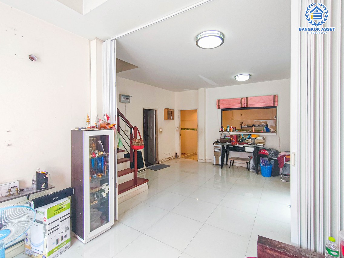 *****ทาวน์เฮ้าส์มือสอง ม.จิราวดี บางกรวย-พระราม5 หลังมุม เนื้อที่กว้าง 26.10 ตร.ว. ฟังก์ชัน 3 ห้องนอน 2 ห้องน้ำ 1 ที่จอดรถ ภายในตกแต่งโมเดิร์น พร้อมเข้าอยู่ ด้านข้างบ้านมีพื้นที่โล่งพร้อมใช้งาน ตั้งบนทำเลดี เชื่อมต่อถนนรัตนาธิเบศร์, ถนนติวานนท์, ถนนเลี่ยงเมืองนนทบุรี ใกล้รถไฟฟ้าสายสีม่วง "สถานีแยกนนทบุรี1"