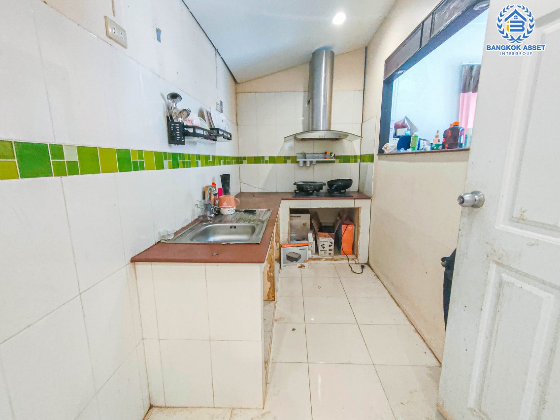 *****ทาวน์เฮ้าส์มือสอง ม.จิราวดี บางกรวย-พระราม5 หลังมุม เนื้อที่กว้าง 26.10 ตร.ว. ฟังก์ชัน 3 ห้องนอน 2 ห้องน้ำ 1 ที่จอดรถ ภายในตกแต่งโมเดิร์น พร้อมเข้าอยู่ ด้านข้างบ้านมีพื้นที่โล่งพร้อมใช้งาน ตั้งบนทำเลดี เชื่อมต่อถนนรัตนาธิเบศร์, ถนนติวานนท์, ถนนเลี่ยงเมืองนนทบุรี ใกล้รถไฟฟ้าสายสีม่วง "สถานีแยกนนทบุรี1"