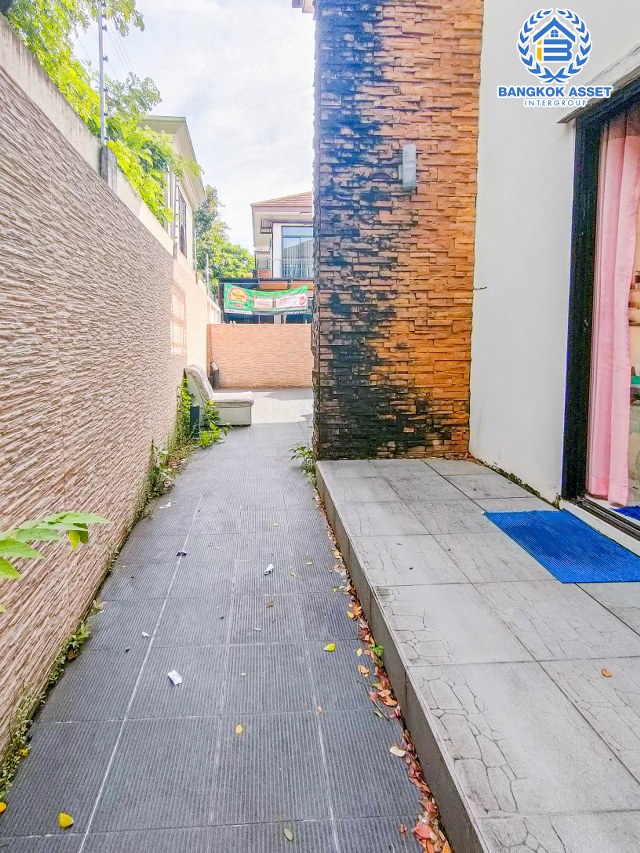 *****ทาวน์เฮ้าส์มือสอง ม.จิราวดี บางกรวย-พระราม5 หลังมุม เนื้อที่กว้าง 26.10 ตร.ว. ฟังก์ชัน 3 ห้องนอน 2 ห้องน้ำ 1 ที่จอดรถ ภายในตกแต่งโมเดิร์น พร้อมเข้าอยู่ ด้านข้างบ้านมีพื้นที่โล่งพร้อมใช้งาน ตั้งบนทำเลดี เชื่อมต่อถนนรัตนาธิเบศร์, ถนนติวานนท์, ถนนเลี่ยงเมืองนนทบุรี ใกล้รถไฟฟ้าสายสีม่วง "สถานีแยกนนทบุรี1"