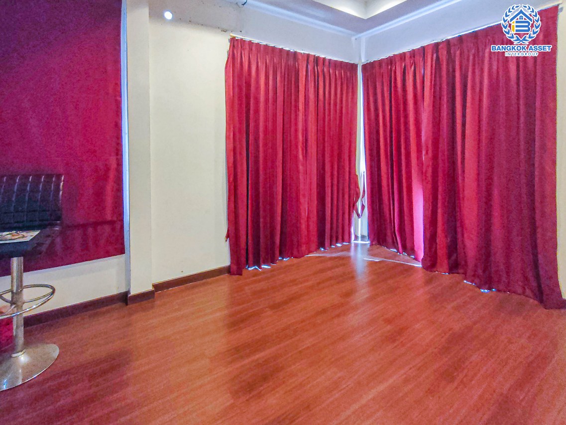 *****ทาวน์เฮ้าส์มือสอง ม.จิราวดี บางกรวย-พระราม5 หลังมุม เนื้อที่กว้าง 26.10 ตร.ว. ฟังก์ชัน 3 ห้องนอน 2 ห้องน้ำ 1 ที่จอดรถ ภายในตกแต่งโมเดิร์น พร้อมเข้าอยู่ ด้านข้างบ้านมีพื้นที่โล่งพร้อมใช้งาน ตั้งบนทำเลดี เชื่อมต่อถนนรัตนาธิเบศร์, ถนนติวานนท์, ถนนเลี่ยงเมืองนนทบุรี ใกล้รถไฟฟ้าสายสีม่วง "สถานีแยกนนทบุรี1"