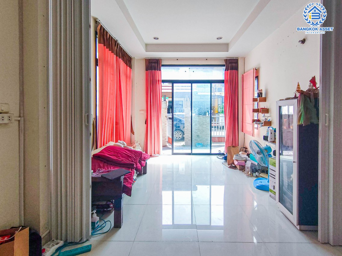 *****ทาวน์เฮ้าส์มือสอง ม.จิราวดี บางกรวย-พระราม5 หลังมุม เนื้อที่กว้าง 26.10 ตร.ว. ฟังก์ชัน 3 ห้องนอน 2 ห้องน้ำ 1 ที่จอดรถ ภายในตกแต่งโมเดิร์น พร้อมเข้าอยู่ ด้านข้างบ้านมีพื้นที่โล่งพร้อมใช้งาน ตั้งบนทำเลดี เชื่อมต่อถนนรัตนาธิเบศร์, ถนนติวานนท์, ถนนเลี่ยงเมืองนนทบุรี ใกล้รถไฟฟ้าสายสีม่วง "สถานีแยกนนทบุรี1"