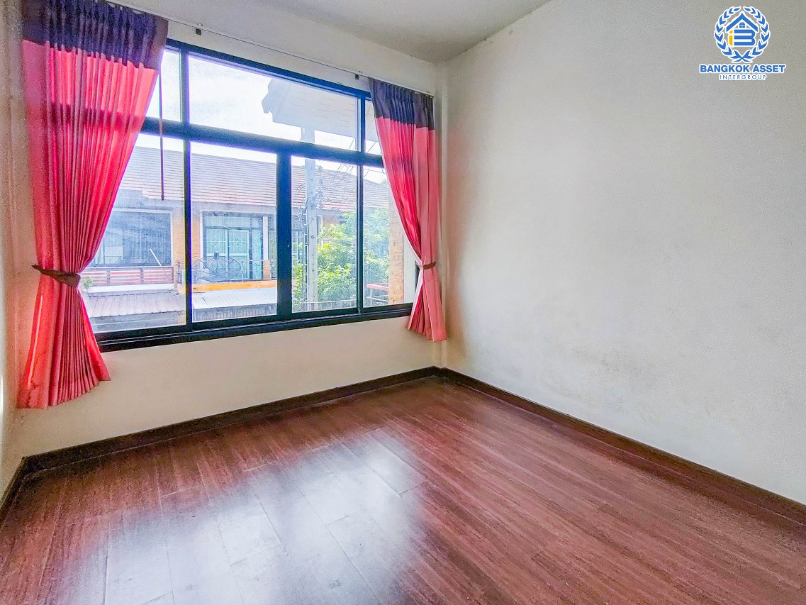 *****ทาวน์เฮ้าส์มือสอง ม.จิราวดี บางกรวย-พระราม5 หลังมุม เนื้อที่กว้าง 26.10 ตร.ว. ฟังก์ชัน 3 ห้องนอน 2 ห้องน้ำ 1 ที่จอดรถ ภายในตกแต่งโมเดิร์น พร้อมเข้าอยู่ ด้านข้างบ้านมีพื้นที่โล่งพร้อมใช้งาน ตั้งบนทำเลดี เชื่อมต่อถนนรัตนาธิเบศร์, ถนนติวานนท์, ถนนเลี่ยงเมืองนนทบุรี ใกล้รถไฟฟ้าสายสีม่วง "สถานีแยกนนทบุรี1"