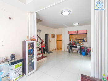 *****ทาวน์เฮ้าส์มือสอง ม.จิราวดี บางกรวย-พระราม5 หลังมุม เนื้อที่กว้าง 26.10 ตร.ว. ฟังก์ชัน 3 ห้องนอน 2 ห้องน้ำ 1 ที่จอดรถ ภายในตกแต่งโมเดิร์น พร้อมเข้าอยู่ ด้านข้างบ้านมีพื้นที่โล่งพร้อมใช้งาน ตั้งบนทำเลดี เชื่อมต่อถนนรัตนาธิเบศร์, ถนนติวานนท์, ถนนเลี่ยงเมืองนนทบุรี ใกล้รถไฟฟ้าสายสีม่วง "สถานีแยกนนทบุรี1"