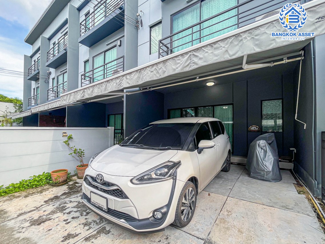 *****ทาวน์โฮมมือสองกรุงเทพฯ ม.บ้านกลางเมือง พระราม9-อ่อนนุช เนื้อที่ 18.1 ตร.ว. ฟังก์ชัน 3 ห้องนอน 3 ห้องน้ำ 2 ที่จอดรถ บนทำเลใกล้สนามบินสุวรรณภูมิ, รถไฟฟ้าสายแอร์พอร์ต เรล ลิงค์ "สถานีบ้านทับช้าง" และทางด่วน "มอเตอร์เวย์ ชลบุรี"