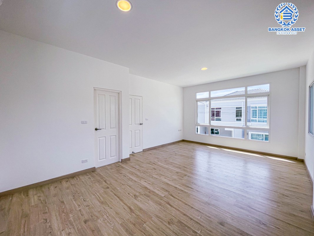 *****บ้านแฝดมือสองนนทบุรี ม.คาซ่าวิลล์ ปิ่นเกล้า-ศรีรัช เนื้อที่ 35 ตร.ว บ้านใหม่บิวท์อินสวย พร้อมฟังก์ชัน 3 ห้องนอน 3 ห้องน้ำ 2 ที่จอดรถ ทำเลดีสงบ เหมาะกับทุกครอบครัว ใกล้ห้างสรรพสินค้า "พลัสมอล" และทางด่วน "ศรีรัช" พร้อมขายแล้วจองเลย!