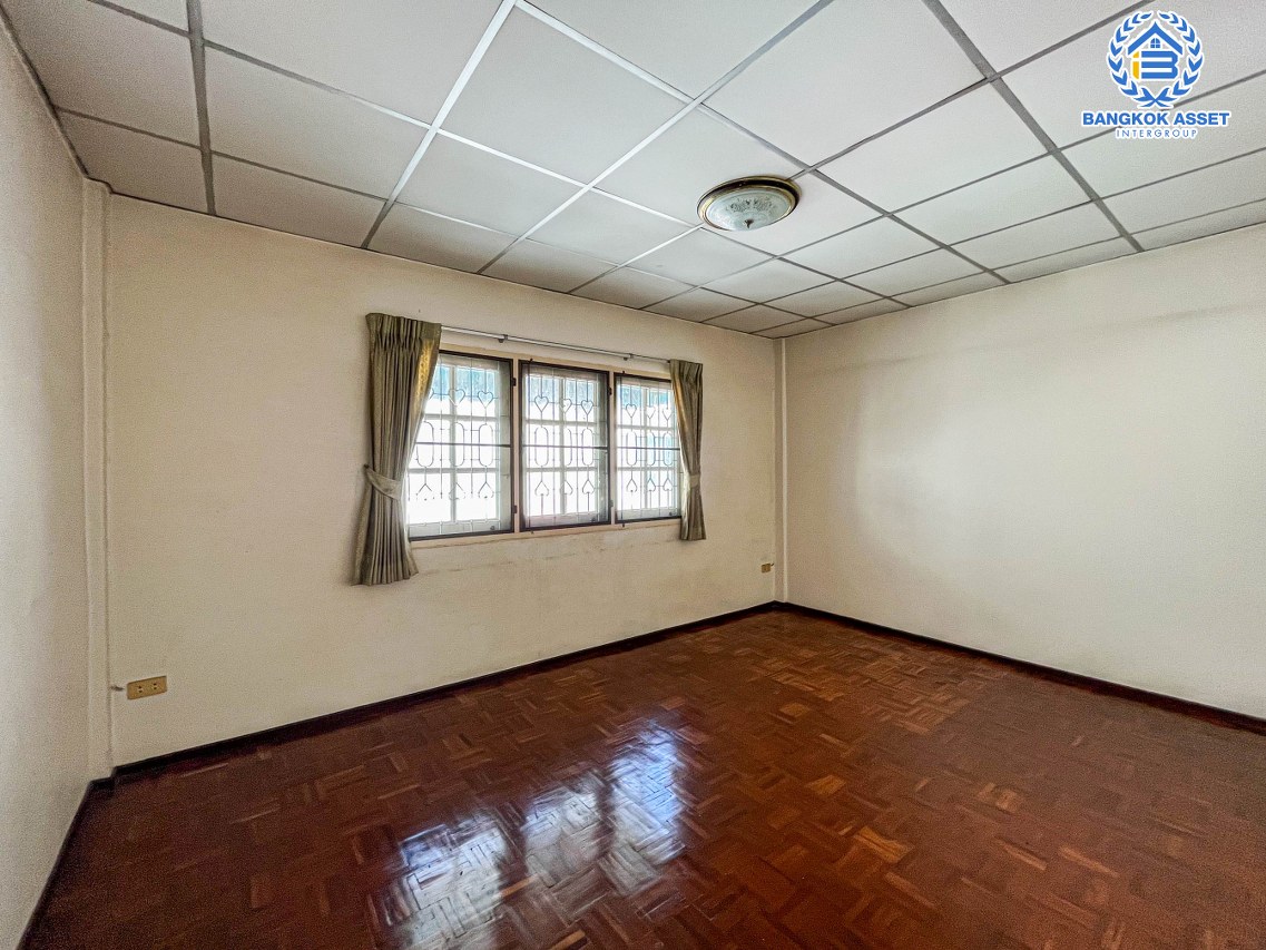 *****ทาวน์โฮมมือสองนนทุบรี ม.สรานนท์ ติวานนท์-ปากเกร็ด สภาพดี เนื้อที่ 18 ตร.ว. ฟังก์ชันจัดเต็ม 4 ห้องนอน 3 ห้องน้ำ 1 ที่จอดรถ บนทำเลติดถนนติวานนท์ ใกล้เซ็นทรัลแจ้งวัฒนะ, รถไฟฟ้าสายสีชมพู "สถานีปากเกร็ด" และทางด่วน "ศรีรัช"