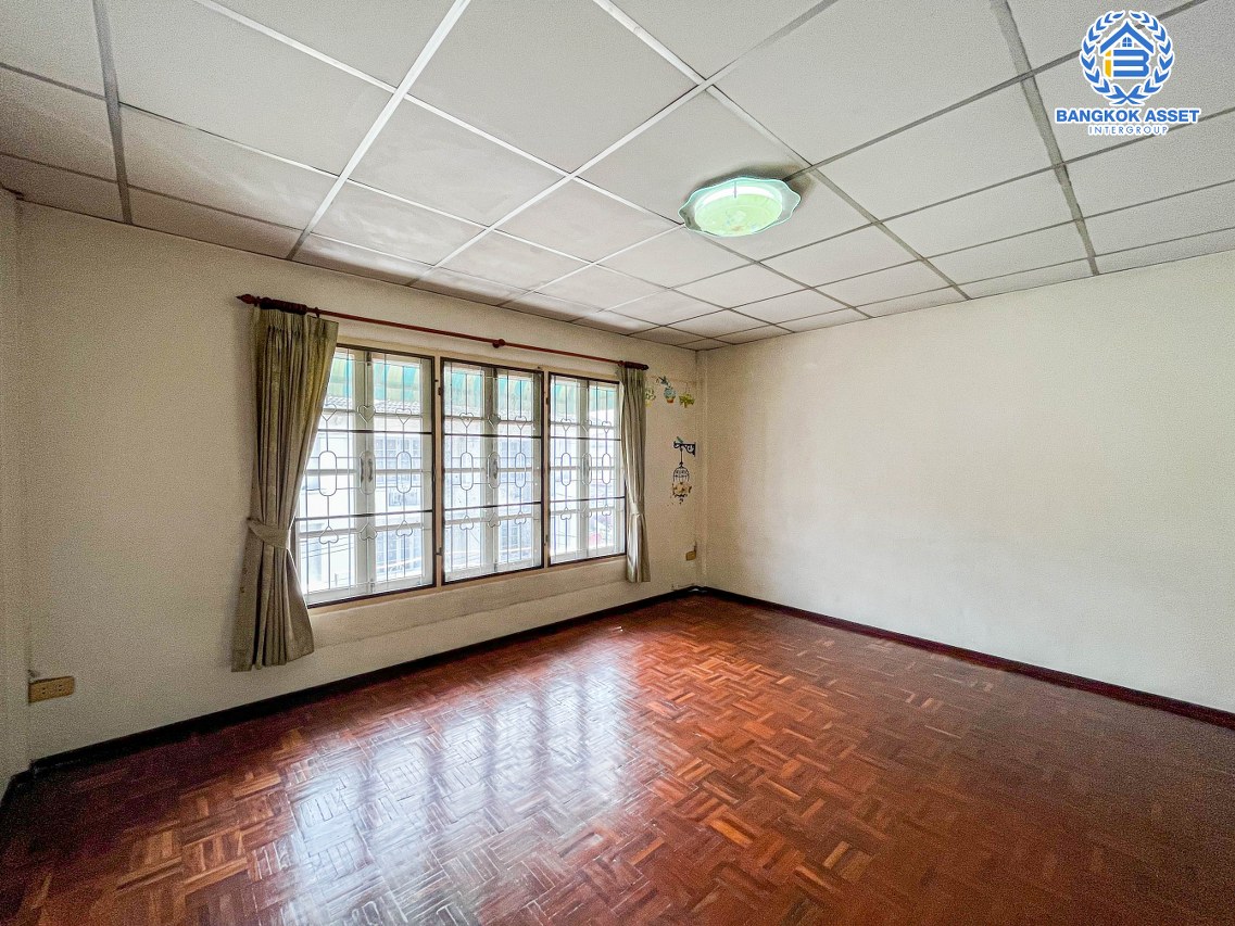 *****ทาวน์โฮมมือสองนนทุบรี ม.สรานนท์ ติวานนท์-ปากเกร็ด สภาพดี เนื้อที่ 18 ตร.ว. ฟังก์ชันจัดเต็ม 4 ห้องนอน 3 ห้องน้ำ 1 ที่จอดรถ บนทำเลติดถนนติวานนท์ ใกล้เซ็นทรัลแจ้งวัฒนะ, รถไฟฟ้าสายสีชมพู "สถานีปากเกร็ด" และทางด่วน "ศรีรัช"