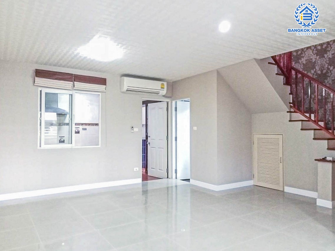 *****ทาวน์เฮ้าส์มือสอง ม.เดอะคอนเนค5 วงแหวน-รามอินทรา เนื้อที่กว้าง 18 ตร.ว. ฟังก์ชัน 3 ห้องนอน 2 ห้องน้ำ จอดรถได้ 1 คัน ตกแต่งใหม่ ภายในสภาพสวย พร้อมครัวแบบบิวท์อิน และของแถมหลายรายการ ตั้งบนทำเลแห่งการเดินทาง ใกล้ศูนย์การค้าแฟชั่นไอส์แลนด์ จุดขึ้นทางด่วน "รามอินทรา-อาจณรงค์"