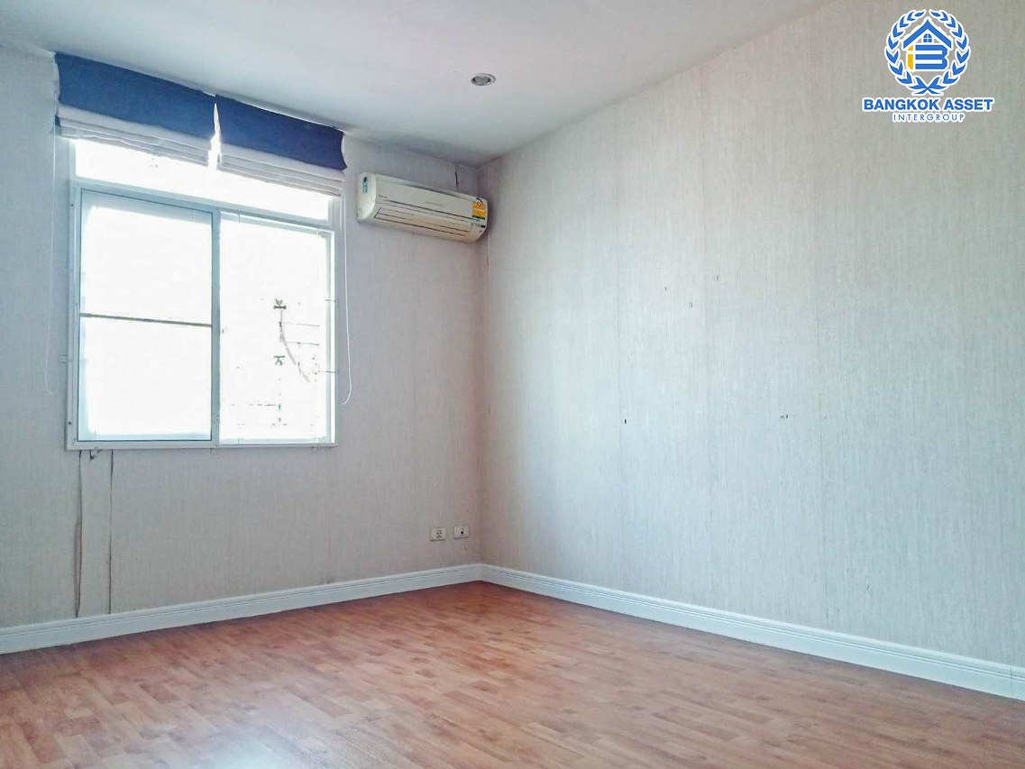 *****ทาวน์เฮ้าส์มือสอง ม.เดอะคอนเนค5 วงแหวน-รามอินทรา เนื้อที่กว้าง 18 ตร.ว. ฟังก์ชัน 3 ห้องนอน 2 ห้องน้ำ จอดรถได้ 1 คัน ตกแต่งใหม่ ภายในสภาพสวย พร้อมครัวแบบบิวท์อิน และของแถมหลายรายการ ตั้งบนทำเลแห่งการเดินทาง ใกล้ศูนย์การค้าแฟชั่นไอส์แลนด์ จุดขึ้นทางด่วน "รามอินทรา-อาจณรงค์"