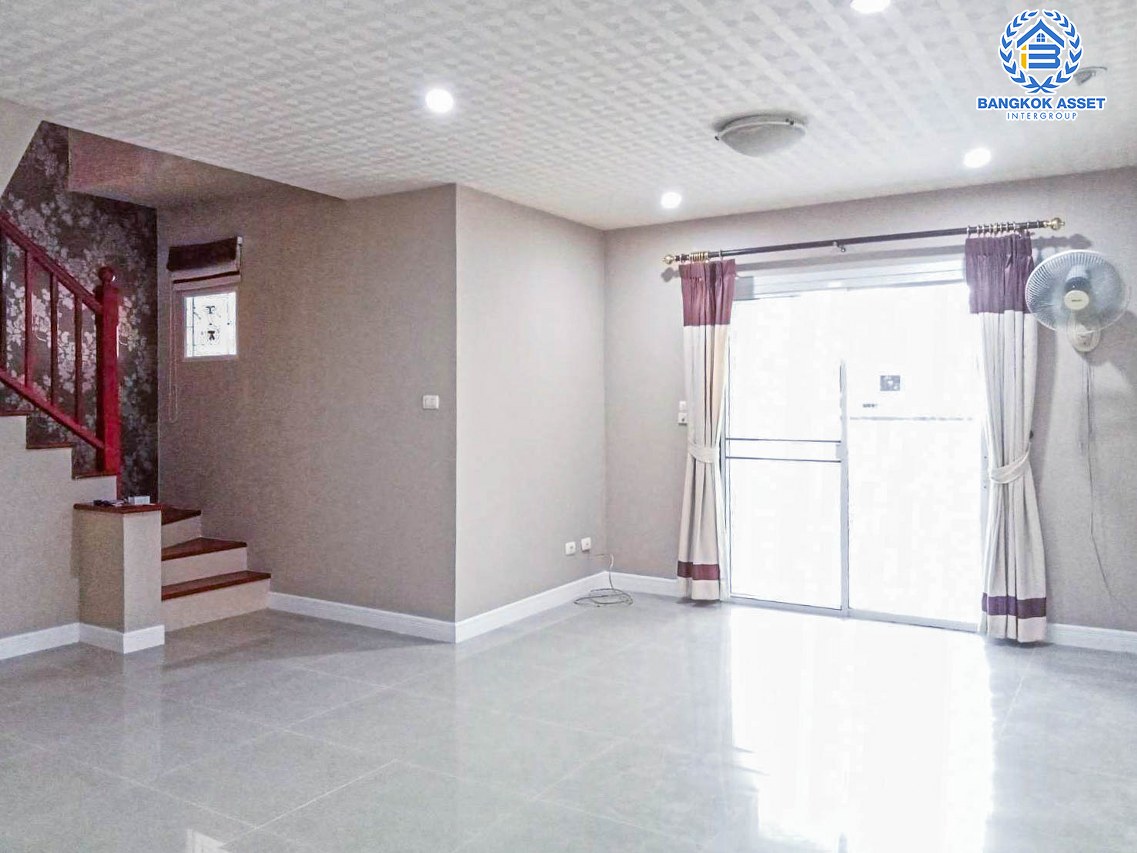 *****ทาวน์เฮ้าส์มือสอง ม.เดอะคอนเนค5 วงแหวน-รามอินทรา เนื้อที่กว้าง 18 ตร.ว. ฟังก์ชัน 3 ห้องนอน 2 ห้องน้ำ จอดรถได้ 1 คัน ตกแต่งใหม่ ภายในสภาพสวย พร้อมครัวแบบบิวท์อิน และของแถมหลายรายการ ตั้งบนทำเลแห่งการเดินทาง ใกล้ศูนย์การค้าแฟชั่นไอส์แลนด์ จุดขึ้นทางด่วน "รามอินทรา-อาจณรงค์"