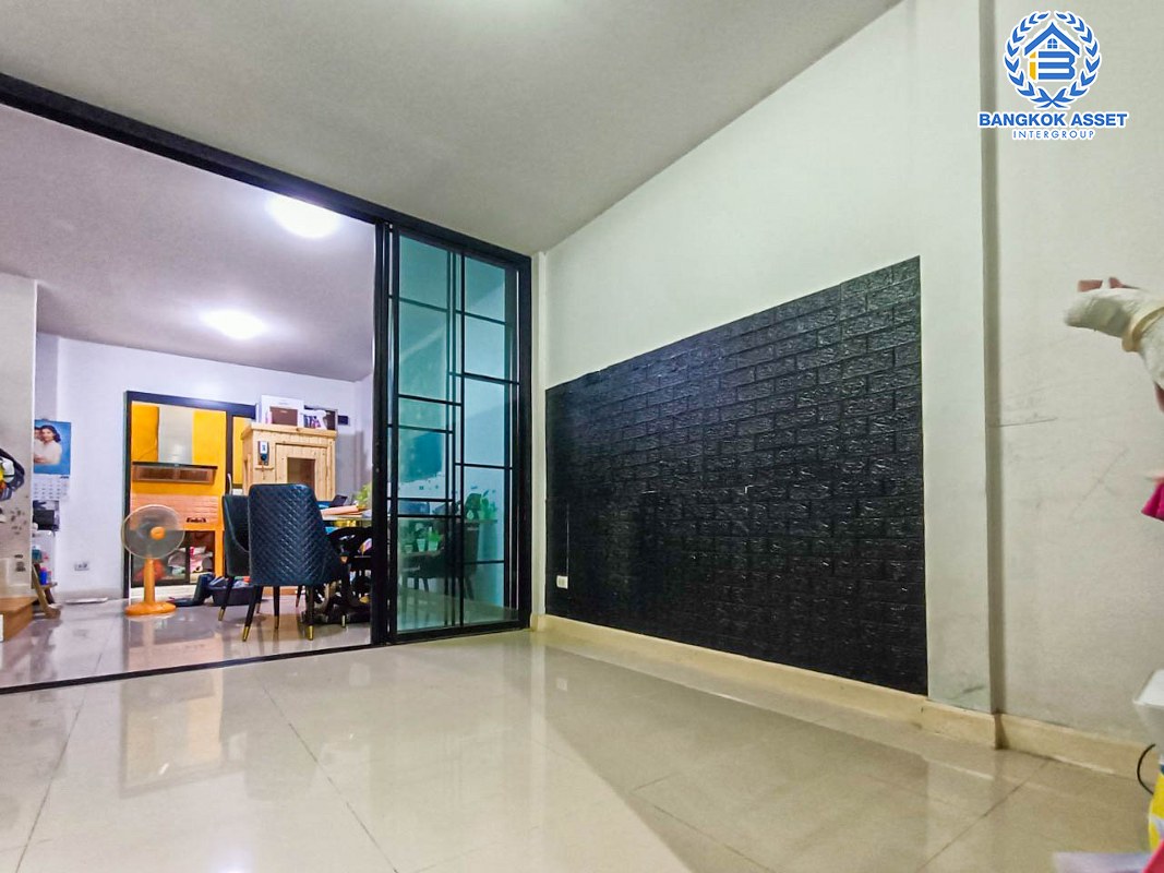 *****ทาวน์เฮ้าส์มือสองกรุงเทพมหานคร ม.เดอะวิลล่า รามอินทรา เนื้อที่ 21 ตร.ว สภาพดี น่าอยู่ พร้อมฟังก์ชัน 4 ห้องนอน 2 ห้องน้ำ 1 ที่จอดรถ พิเศษฟรี! 3 เครื่องปรับอากาศและ 2 เครื่องทำน้ำอุ่น ทำเลติดถนนใหญ่ เชื่อมต่อถนนกาญจนาภิเษก, ถนนคู้บอน และห้างสรรพสินค้า "เซ็นทรัลรามอินทรา"