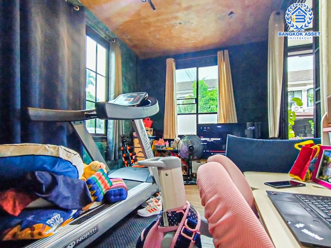 *****ทาวน์เฮ้าส์มือสองกรุงเทพมหานคร ม.เดอะวิลล่า รามอินทรา เนื้อที่ 21 ตร.ว สภาพดี น่าอยู่ พร้อมฟังก์ชัน 4 ห้องนอน 2 ห้องน้ำ 1 ที่จอดรถ พิเศษฟรี! 3 เครื่องปรับอากาศและ 2 เครื่องทำน้ำอุ่น ทำเลติดถนนใหญ่ เชื่อมต่อถนนกาญจนาภิเษก, ถนนคู้บอน และห้างสรรพสินค้า "เซ็นทรัลรามอินทรา"