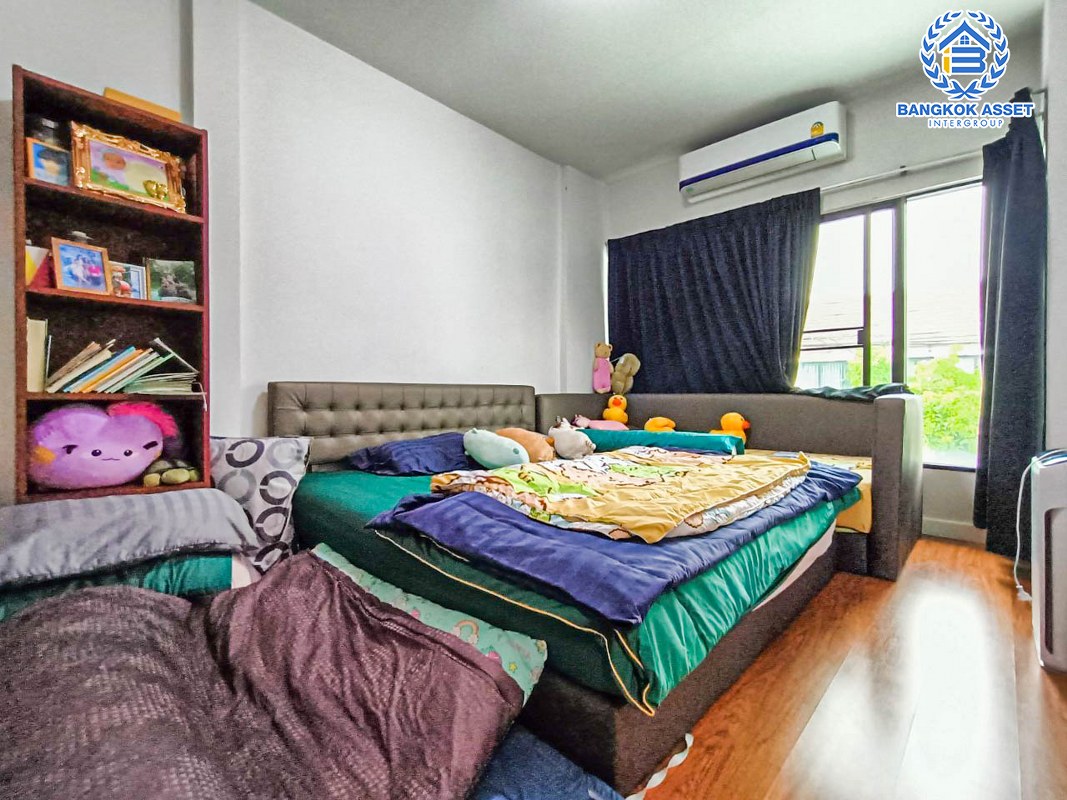 *****ทาวน์เฮ้าส์มือสองกรุงเทพมหานคร ม.เดอะวิลล่า รามอินทรา เนื้อที่ 21 ตร.ว สภาพดี น่าอยู่ พร้อมฟังก์ชัน 4 ห้องนอน 2 ห้องน้ำ 1 ที่จอดรถ พิเศษฟรี! 3 เครื่องปรับอากาศและ 2 เครื่องทำน้ำอุ่น ทำเลติดถนนใหญ่ เชื่อมต่อถนนกาญจนาภิเษก, ถนนคู้บอน และห้างสรรพสินค้า "เซ็นทรัลรามอินทรา"