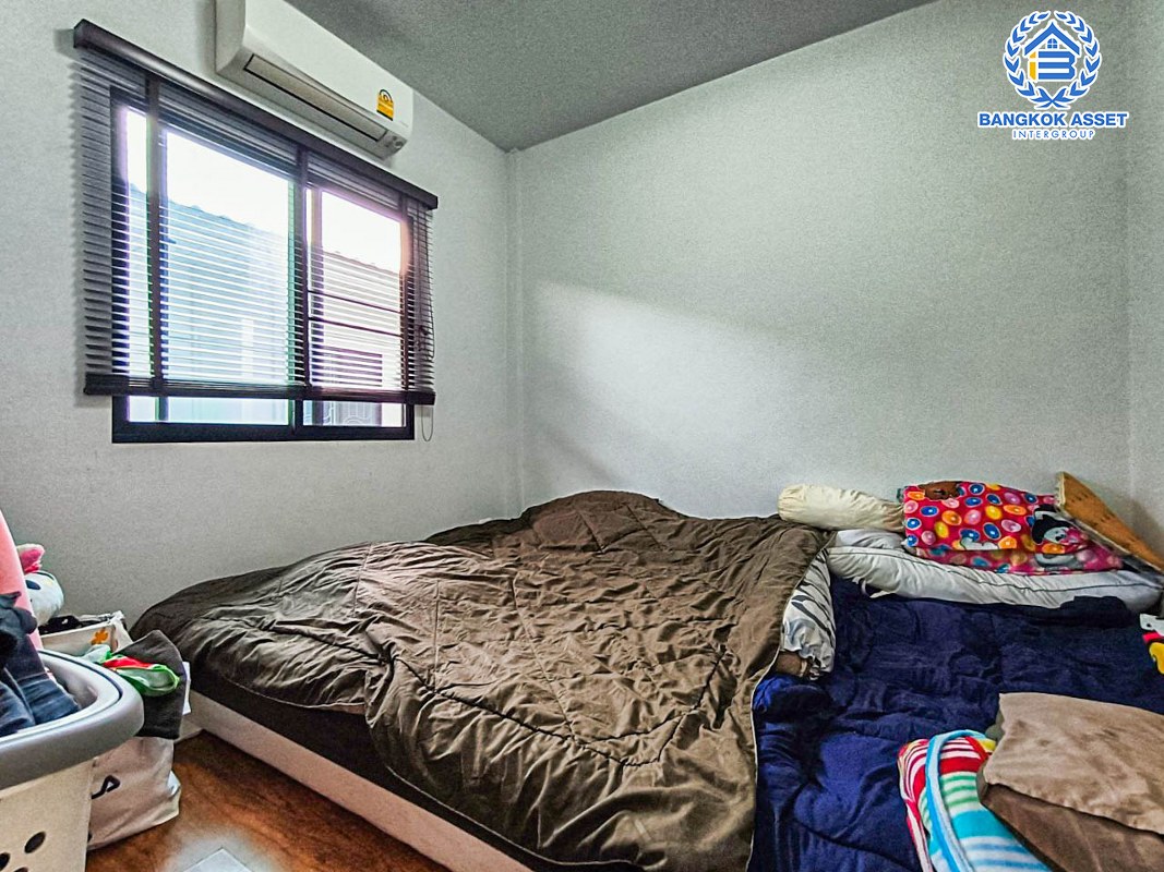 *****ทาวน์เฮ้าส์มือสองกรุงเทพมหานคร ม.เดอะวิลล่า รามอินทรา เนื้อที่ 21 ตร.ว สภาพดี น่าอยู่ พร้อมฟังก์ชัน 4 ห้องนอน 2 ห้องน้ำ 1 ที่จอดรถ พิเศษฟรี! 3 เครื่องปรับอากาศและ 2 เครื่องทำน้ำอุ่น ทำเลติดถนนใหญ่ เชื่อมต่อถนนกาญจนาภิเษก, ถนนคู้บอน และห้างสรรพสินค้า "เซ็นทรัลรามอินทรา"