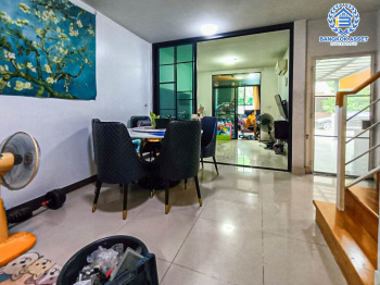 *****ทาวน์เฮ้าส์มือสองกรุงเทพมหานคร ม.เดอะวิลล่า รามอินทรา เนื้อที่ 21 ตร.ว สภาพดี น่าอยู่ พร้อมฟังก์ชัน 4 ห้องนอน 2 ห้องน้ำ 1 ที่จอดรถ พิเศษฟรี! 3 เครื่องปรับอากาศและ 2 เครื่องทำน้ำอุ่น ทำเลติดถนนใหญ่ เชื่อมต่อถนนกาญจนาภิเษก, ถนนคู้บอน และห้างสรรพสินค้า "เซ็นทรัลรามอินทรา"