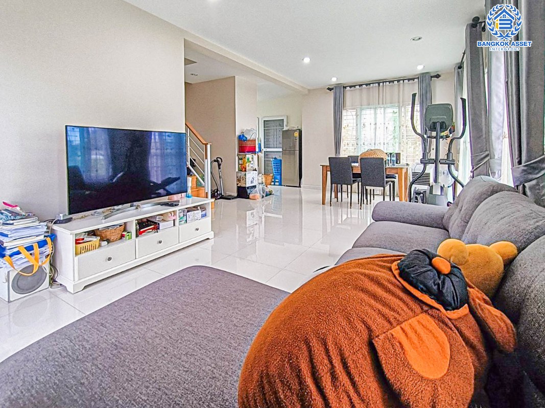 *****บ้านเดี่ยวมือสอง สมุทรปราการ ม.เดอะแพลนท์ เทพารักษ์-บางนา หลังมุม เนื้อที่กว้างเกือบ 63 ตร.ว. ฟังก์ชัน 3 ห้องนอน 2 ห้องน้ำ 2 ที่จอดรถ บ้านสวย พื้นที่กว้างขวาง เชื่อมต่อถนนเทพารักษ์, ถนนศรีนครินทร์, ถนนกิ่งแก้ว ใกล้สนามบินสุวรรณภูมิ และจุดขึ้นทางด่วน "บูรพาวิถี" จองเลย!