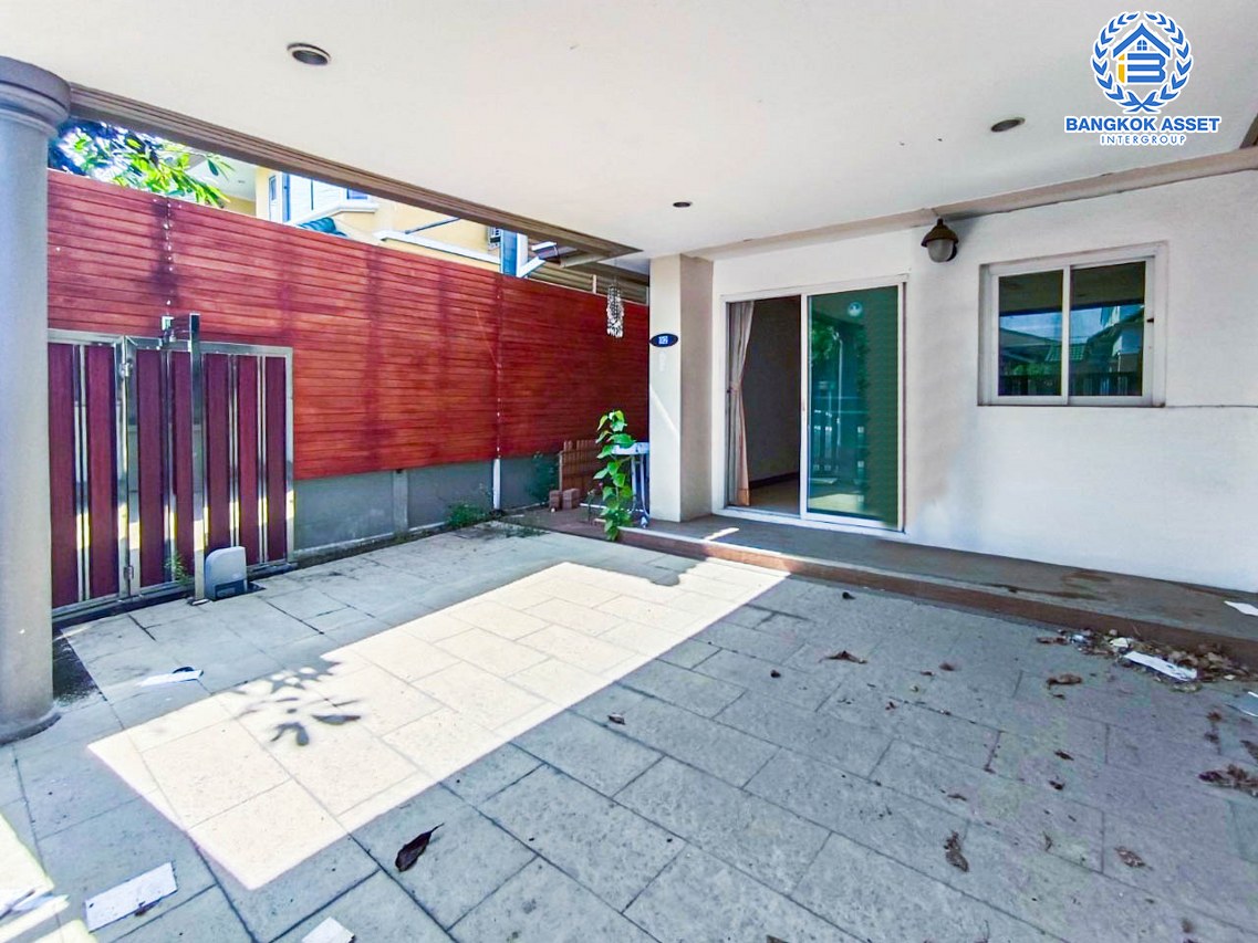 ทาวน์เฮ้าส์มือสอง นนทบุรี ม.ศุภาลัยวิลล์ รัตนาธิเบศร์ หลังมุม บนเนื้อที่กว้างเกือบ 26 ตร.ว. ฟังก์ชัน 2 ห้องนอน 2 ห้องน้ำ 1 ที่จอดรถ ภายในสภาพสวย ตกแต่งแบบมีสไตล์เป็นเอกลักษณ์ ทำเลเยี่ยมสุดในย่าน ใกล้เซ็นทรัลรัตนาธิเบศร์, รถไฟฟ้าสายสีม่วง "สถานีศูนย์ราชการนนทบุรี" และจุดขึ้นทางด่วน "งามวงศ์วาน" จองเลย!