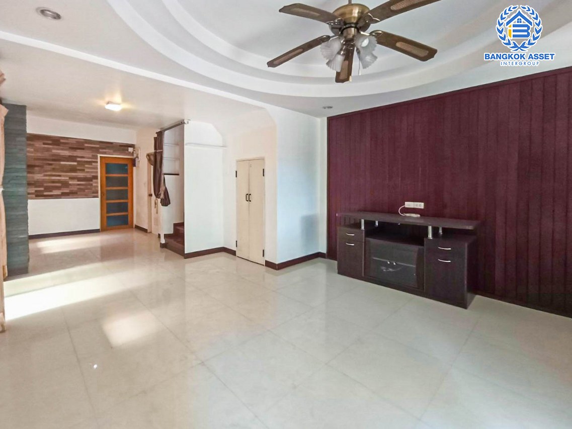 ทาวน์เฮ้าส์มือสอง นนทบุรี ม.ศุภาลัยวิลล์ รัตนาธิเบศร์ หลังมุม บนเนื้อที่กว้างเกือบ 26 ตร.ว. ฟังก์ชัน 2 ห้องนอน 2 ห้องน้ำ 1 ที่จอดรถ ภายในสภาพสวย ตกแต่งแบบมีสไตล์เป็นเอกลักษณ์ ทำเลเยี่ยมสุดในย่าน ใกล้เซ็นทรัลรัตนาธิเบศร์, รถไฟฟ้าสายสีม่วง "สถานีศูนย์ราชการนนทบุรี" และจุดขึ้นทางด่วน "งามวงศ์วาน" จองเลย!