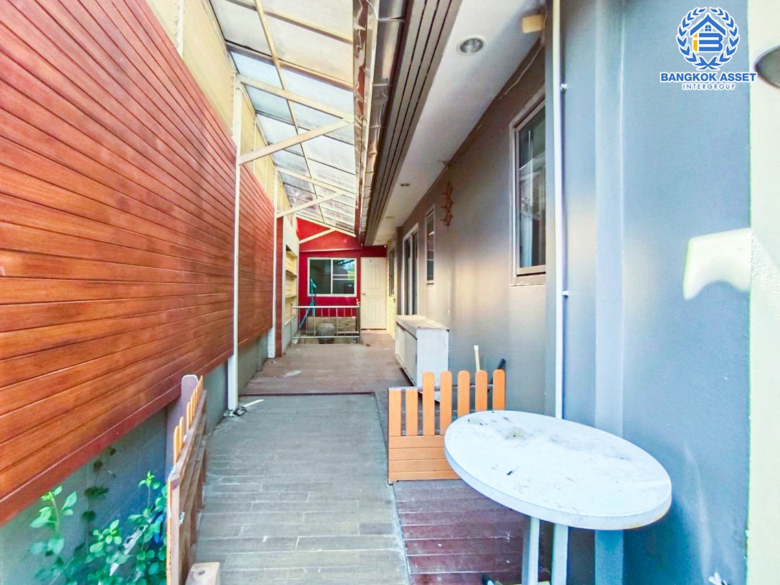 ทาวน์เฮ้าส์มือสอง นนทบุรี ม.ศุภาลัยวิลล์ รัตนาธิเบศร์ หลังมุม บนเนื้อที่กว้างเกือบ 26 ตร.ว. ฟังก์ชัน 2 ห้องนอน 2 ห้องน้ำ 1 ที่จอดรถ ภายในสภาพสวย ตกแต่งแบบมีสไตล์เป็นเอกลักษณ์ ทำเลเยี่ยมสุดในย่าน ใกล้เซ็นทรัลรัตนาธิเบศร์, รถไฟฟ้าสายสีม่วง "สถานีศูนย์ราชการนนทบุรี" และจุดขึ้นทางด่วน "งามวงศ์วาน" จองเลย!