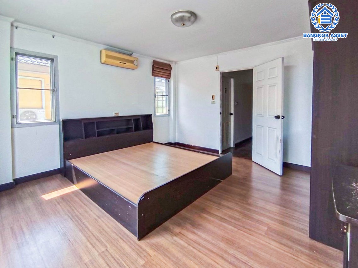 ทาวน์เฮ้าส์มือสอง นนทบุรี ม.ศุภาลัยวิลล์ รัตนาธิเบศร์ หลังมุม บนเนื้อที่กว้างเกือบ 26 ตร.ว. ฟังก์ชัน 2 ห้องนอน 2 ห้องน้ำ 1 ที่จอดรถ ภายในสภาพสวย ตกแต่งแบบมีสไตล์เป็นเอกลักษณ์ ทำเลเยี่ยมสุดในย่าน ใกล้เซ็นทรัลรัตนาธิเบศร์, รถไฟฟ้าสายสีม่วง "สถานีศูนย์ราชการนนทบุรี" และจุดขึ้นทางด่วน "งามวงศ์วาน" จองเลย!