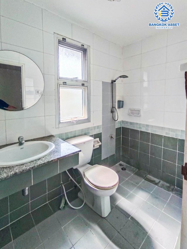 ทาวน์เฮ้าส์มือสอง นนทบุรี ม.ศุภาลัยวิลล์ รัตนาธิเบศร์ หลังมุม บนเนื้อที่กว้างเกือบ 26 ตร.ว. ฟังก์ชัน 2 ห้องนอน 2 ห้องน้ำ 1 ที่จอดรถ ภายในสภาพสวย ตกแต่งแบบมีสไตล์เป็นเอกลักษณ์ ทำเลเยี่ยมสุดในย่าน ใกล้เซ็นทรัลรัตนาธิเบศร์, รถไฟฟ้าสายสีม่วง "สถานีศูนย์ราชการนนทบุรี" และจุดขึ้นทางด่วน "งามวงศ์วาน" จองเลย!